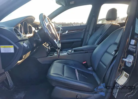 2013 Mercedes-Benz C 300 4Matic z USA, uszkodzony, nr VIN WDDGF8AB9DA819316